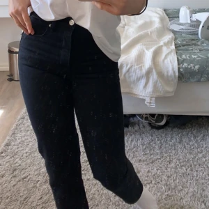 Raka jeans från gina - Köpta här på Plick, knappt använda av tjejen innan mig och använda en gång av mig! Har inte använt dom pga för små. Dom är i stl 34, men skulle säga att det drar mot 32-34💕💕 köparen står för frakt!