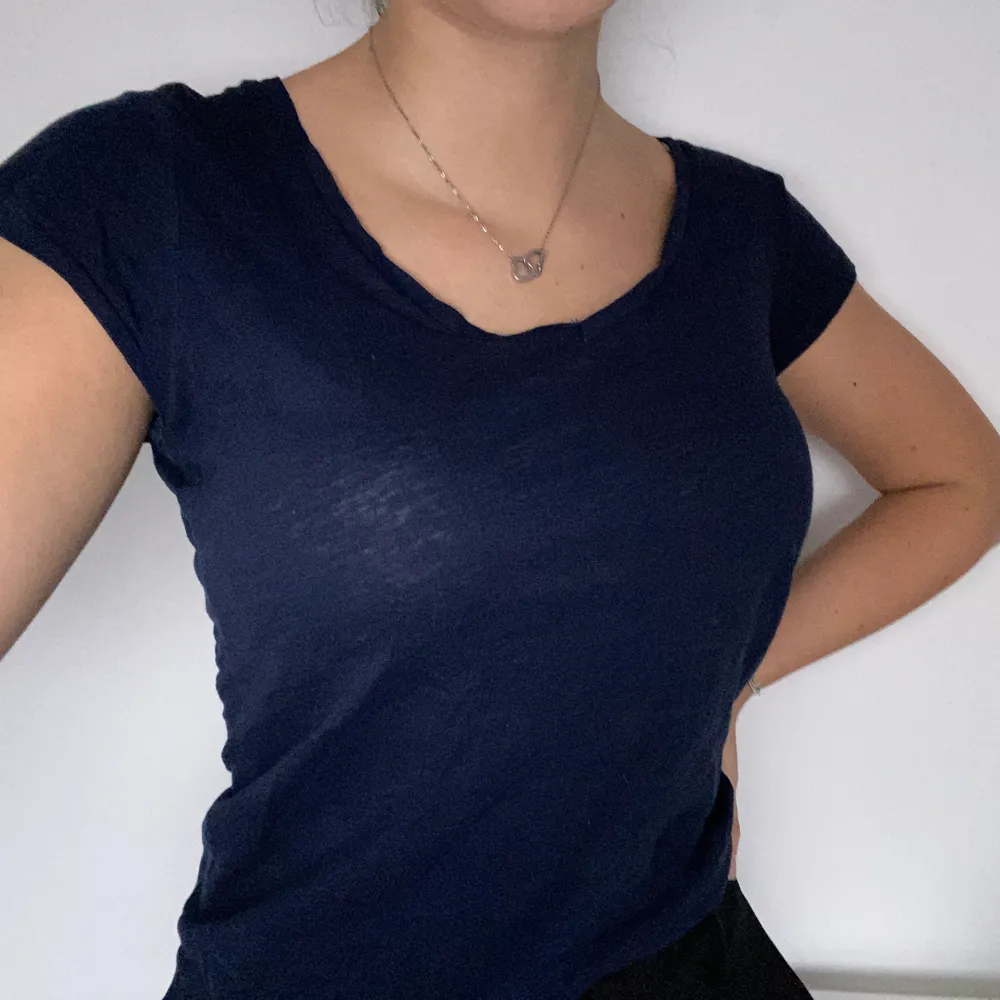 En basic marinblå T-shirt från Gina Tricot, använd några gånger. Den är i storlek XS, har en fin urringning. . T-shirts.