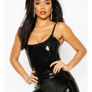 Body i läderimitation  - Stl s. Helt ny