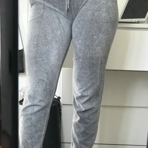 Velour mjukisbyxor  - Gråa mjukisbyxor från Forever 21 i skönt velour material:) storlek Xs men vill man ha dem lite tightare så som på bilden så har jag storlek S-M i vanliga fall.
