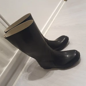 Stövlar - Viking stövlar bra kvalité stl 36 läcker ej, o fint skick. Då jag har lite högre vrister får jag ont över vristen med dessa stövlar därför säljer jag dom.