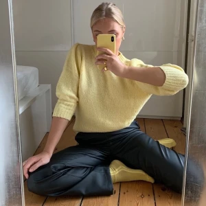 Stickad tröja - En superfin gul färg. Superskönt material och sparsamt använd. Strlk XS men jag skulle säga att den passar både S och M beroende på hur man vill att den ska sitta.  120kr + frakt, eller högst bud! 💛💫