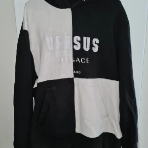 Versus Versace - Versus Versace tröja knappt oanvänd storlek XL men miten i storleken, äkthetsintyget inuti tröjan kan fås vid intresse. OBS Dålig bild. Billigare vid snabb affär 
