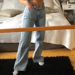 Super snygga och trendiga jeans från Monki. Modellen är i Yoko i färgen light blue. Använda Max 5 gånger. Är 163 cm lång