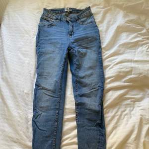Blåa jeans från laget 157 i storlek M, i modellen snake.
