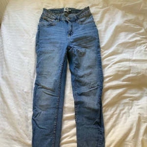 Blåa jeans - Blåa jeans från laget 157 i storlek M, i modellen snake.
