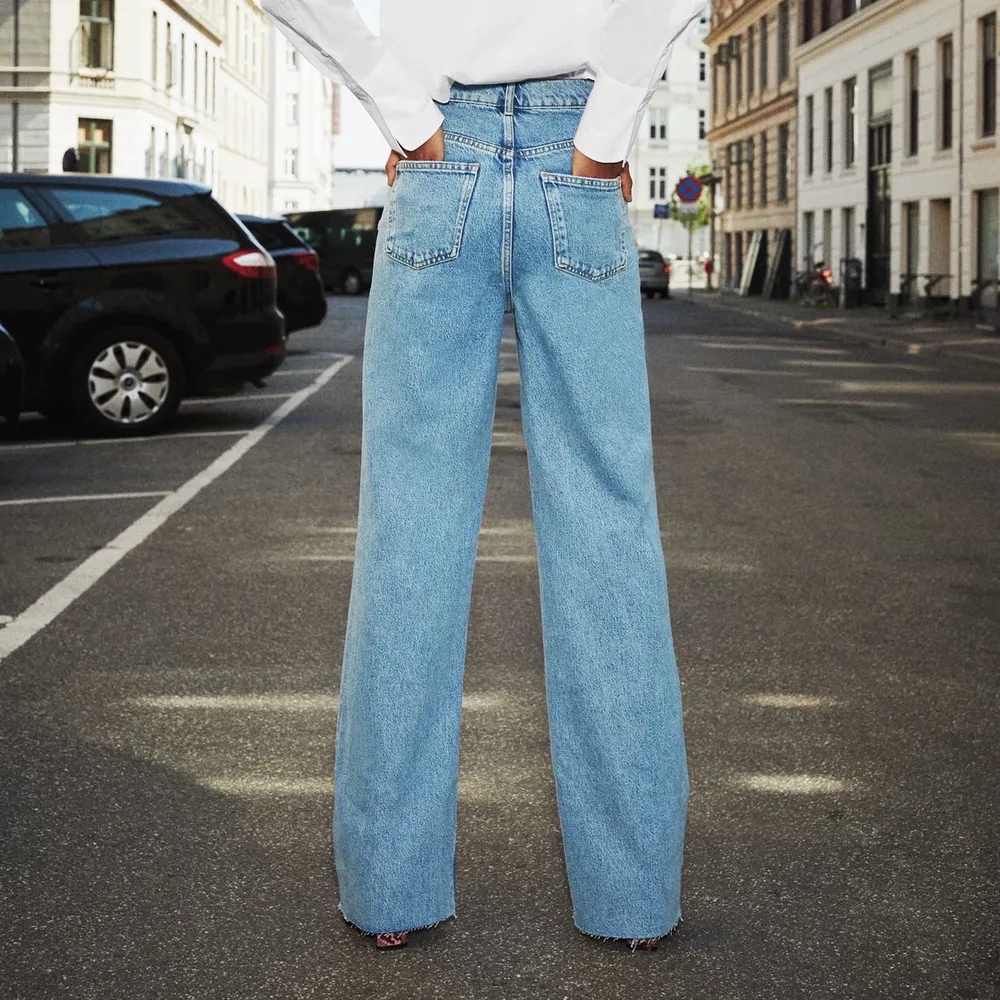 Populära långa Jeans från zara, köpt för 400💕. Jeans & Byxor.