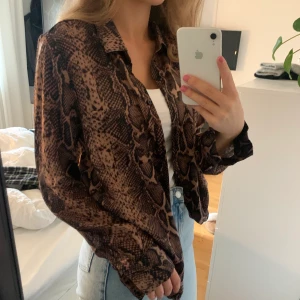 Skjorta - Sjukt snygg skjorta från Gina som går att använda på många olika sätt. Knappt använd. Strl 40 men sitter snyggt oversized på mig som vanligtvis har 36. 