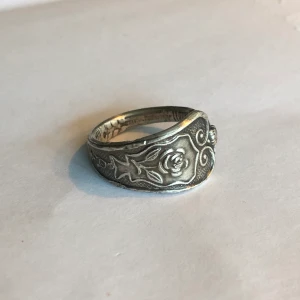 Ringar - Jag gör handgjorda ringar av skaftet på skedar i olika designer, dom är justeringsbara det är vara att ta en tång och göra den större eller mindre:) 50kr/st och gratis frakt:)