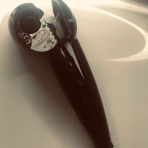 Locktång  - Väldigt bra, helt fungerande locktång. En locktång som gör lockarna själv, man behöver bara lägga i håret. Den snurrar håret själv och piper när man ska dra bort håret. Super enkelt och blir superfina lockar!🤩