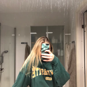 Sweatshirt - Grön sweatshirt med gult tryck, SÅ skön! I riktigt bra skick och har hållt sig väldigt bra. Snygg och härlig färg till hösten! Buda i kommentarerna 💗