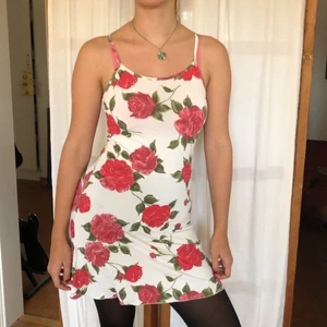 Sommarklänning🌹 - Så fin klänning med rosmönster🌹😍 den är köpt på humana för ca 1 år sedan, passar S-M, tyget är stretchigt. Kan mötas upp på söder, köparen står för ev frakt📦🍓💌