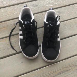 Adidas skor - Säljer ett par adidas skor köpta föra året få tal gånger använda så nästan som nya säljer för 260kr inklusive frakt 🌸