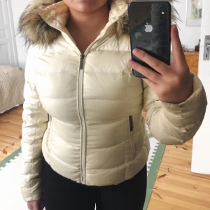 Rockandblue jacka, strl 34.  - En ljus rockandblue jacka med avtagbar pälskrage, använd en vinter. Strl 34 med en avsmalnad midja (kan ändras med knappar, se bild). Nypris ca. 3000 (?) Säljer för 1000. Pris kan diskuteras och omförhandlas vid en snabb affär. Kan mötas upp i Örebro med omnejd men även frakta. 