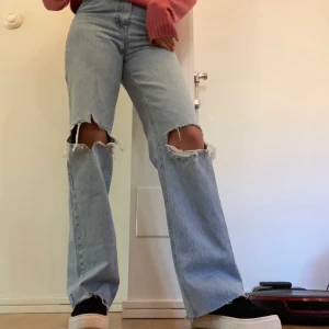 Jeans med hål - Svin snygga slutsålda zara jeans❤️ej klippa nedtill endast hålen💫 Storlek 36, jag är 165+ passar perfekt. 300kr inklusive frakt!! Buda