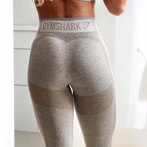 Gymshark tights  - Träningsbyxor från gymshark i storlek M, sparsamt använda!! 200kr eller bud! Högsta budet 250kr