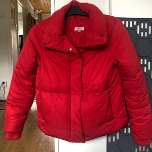 Puff jacka - Röd puff jacka i Stl XS, säljer då den inte kommer till användning. I väldigt fint skick, köparen står för frakten. 
