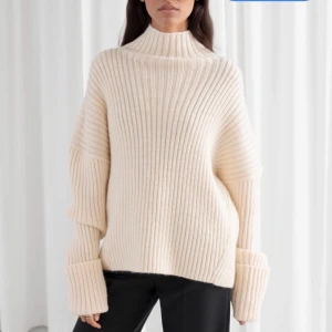 & Other Stories stickad polotröja - En fin och tjockt stickad tröja från & Other Stories, nypris 890kr säljer för 450kr inkl frakt 🥳