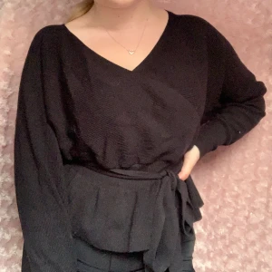 Svart omlott tröja - Aldrig använd, har du frågor eller vill få fler bilder så skriv till mig😊