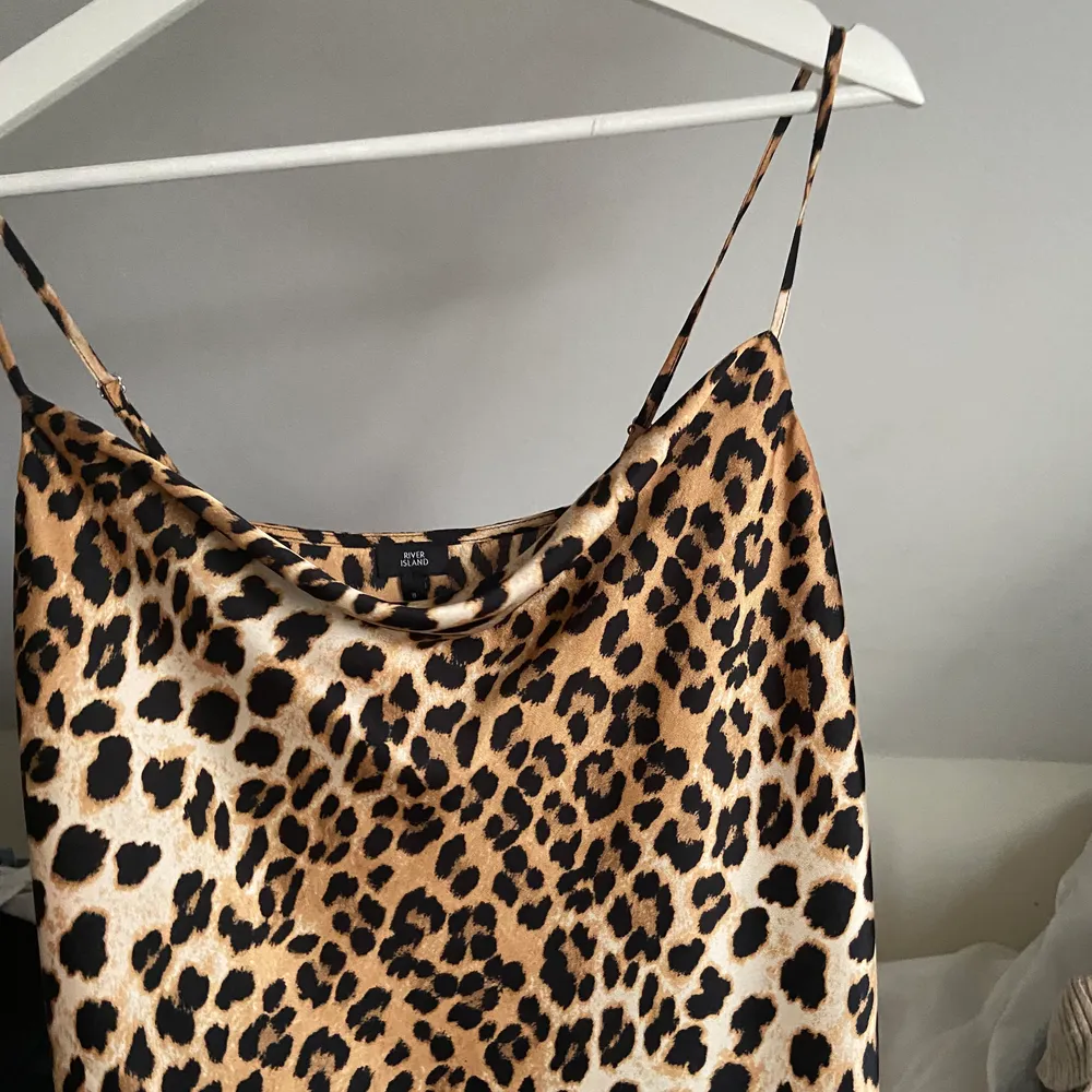 Ett superfint leopardmönstrat linne i satin ifrån river island. Använt 2 gånger. Storlek 8. Toppar.