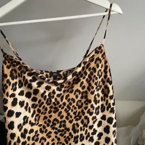 Mönstrat linne - Ett superfint leopardmönstrat linne i satin ifrån river island. Använt 2 gånger. Storlek 8