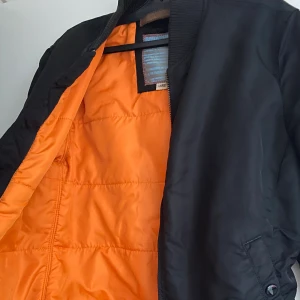 alpha industries bomberjacka  - Säljer min alpha bomberjacka som är hyfsat ny och inte så pass använd, loggan har jag tagit av och tappat bort. Priset kan diskuteras vid snabb affär. 