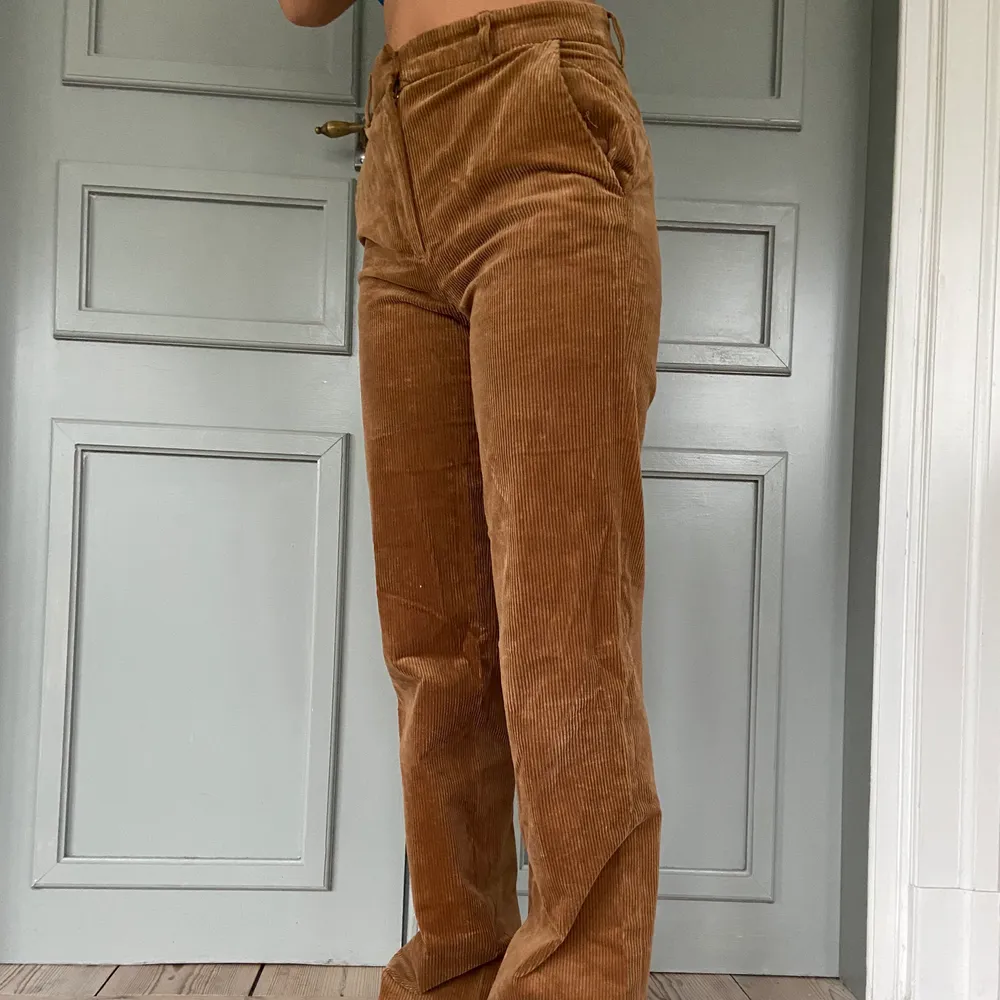 Bruna Manchesterbyxor från Hm. Köpt för 499kr. Använda ca 2 gånger så väldigt fint skick🤩 modellen på bilden är 168 cm lång. Frakt tillkommer. Jeans & Byxor.