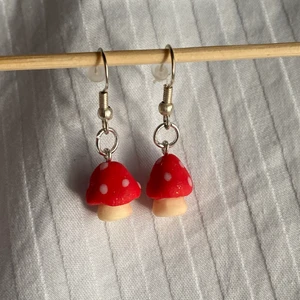 ✨Svamp örhängen✨ - Har gjort dem själv och tycker dem är SUPER söta🍄 gjorda av vanlig modell lera som är lite glitter i men det syns inte så bra på bild ❤️✨