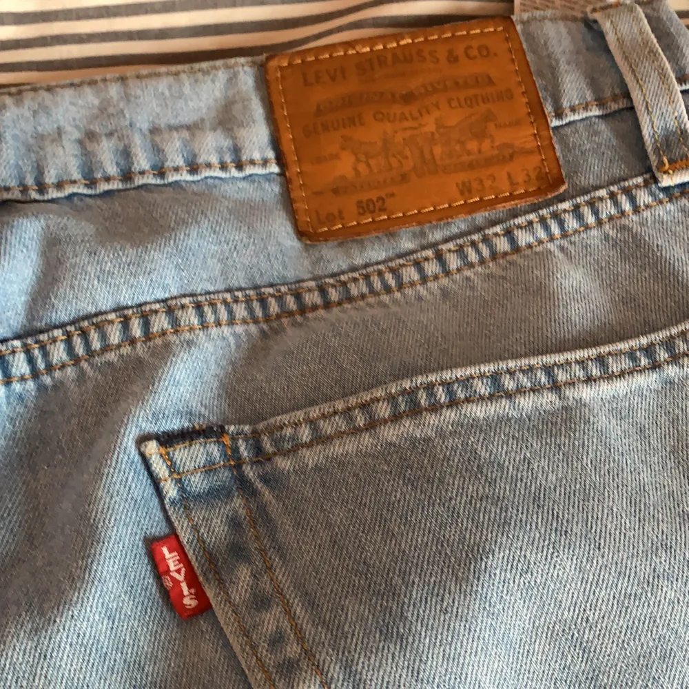 ett par levis 502 jeans som aldrig kommit till användning. storlek 32/32. nypris 999kr mitt pris 399kr. Jeans & Byxor.