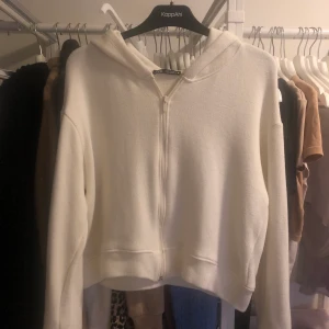 Kofta - Säljer denna jättefina kofta från Zara som jag precis köpt. Använd en gång och är i stickat tyg, sticks ej.