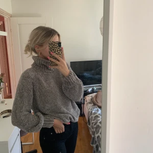 Lång stickad tröja  - En lång stickad tröja från Gina. Använd 2 gånger. Verkligen den absolut skönaste tröjan någonsin med väldigt fin färg. Går att stoppa in om man vill. Jätteskön krage som håller sig uppe utan att man måste rätta till den hela tiden utan att va tajt