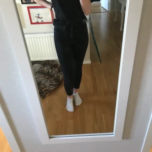 Svarta jeans från hm stl 34 - Svarta jeans från HM stl 34. Sitter fint mot kroppen och är stretchiga men är ganska korta. Köpare står för frakt om inte hämtning kan fixas 
