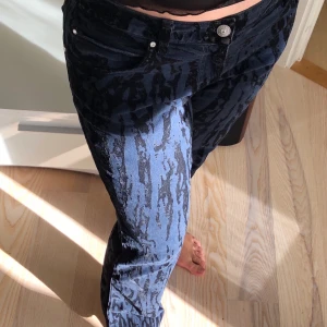 Svarta jeans med sammetsmönster  - Jättesnygga byxor köpta på humana med sammets mönster! De funkar för S-M, är lite i stora i midjan men kan lösas med ett skärp. Möts upp på Södermalm annars står köparen för frakt🖤❤️🖤❤️