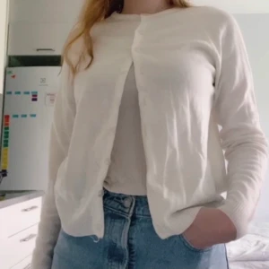 vit cardigan - Använt skick. 100% akryl.  📬 Frakt 55kr.