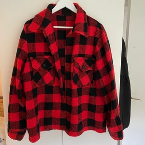 Rutig jacka  - En jätte fin skjortjacka!! Denna jackan är så fin men den kommer tyvär inte till användning! Jag köpte den förra året på en vintage butik, så jag vet inte vilket märke den är ifrån! Jackan är perfekt oversized och relativt varm! Köparen står för frakten! 💖