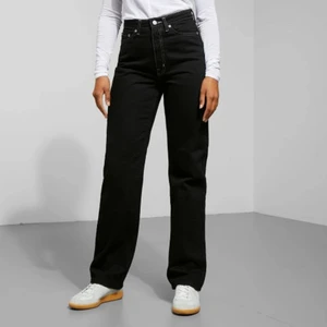 Weekday jeans Rowe stay black - INTRESSEKOLL! på de snyggaste jeansen från weekday i modellen Rowe. Använda 3 gånger så nyskick! Storlek 26/32 men skulle säga lite små i storleken. Långa på mig som är 165 men funkar med skor. 300 + frakt, pris kan diskuteras vid snabb affär!