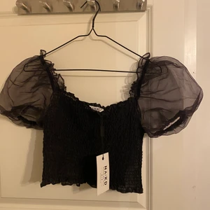 Nakd puff topp - Helt ny, prislapp kvar. Snygg topp från nakd. Köparen står för frakt