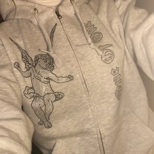 Oneofone hoodie  - Helt ny hoodie från oneofone. Säljer för jag ångrar köpet, aldrig använd. Diamanterna glittrar extremt mycket i ljus