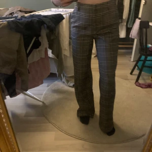 Rutiga vida kostymbyxor I storlek 38, från hm - Super bekväma och skönt material, sitter löst på mig men fungerar utmärkt med skärp!                             På andra bilden så syns visas ett super litet hål, syns absolut inte tydligt när byxorna är på!