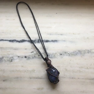 Sodalit Halsband - Handgjort makramé halsband! Gjord med vaxad bomullstråd, Sodalit och Botswana agat! Bandet är även justerbart. Skriv till mig privat om du har frågor  🌞 (fraktkostnad: 11kr) 