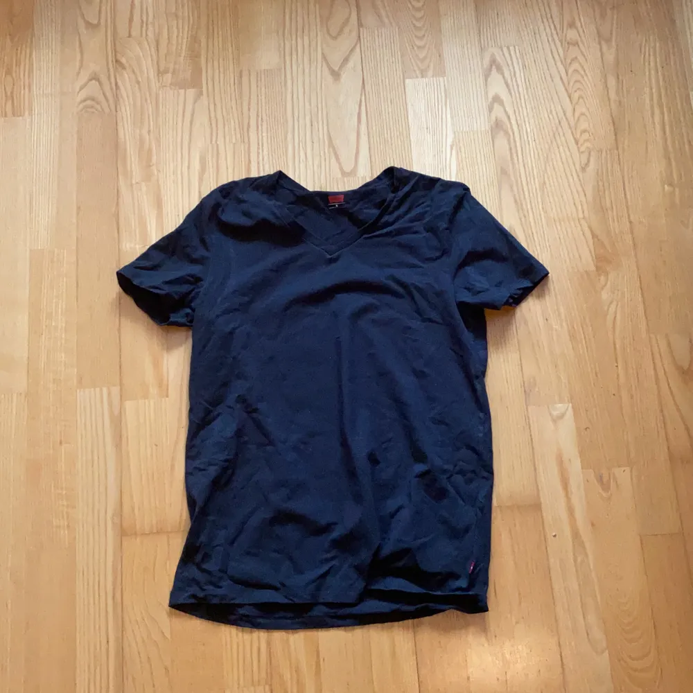 Svart v-ringad Levis T-shirt i bra skick.. T-shirts.