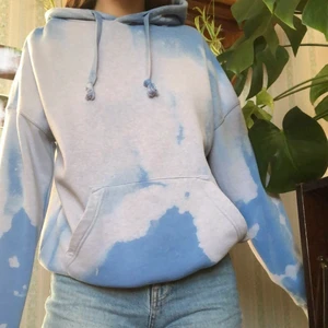 huddie i batik - egen gjord batik, köpt här på plick och är gjord av den förra säljaren🤍 står xs i storlek men skulle säga att den är mer åt S/M