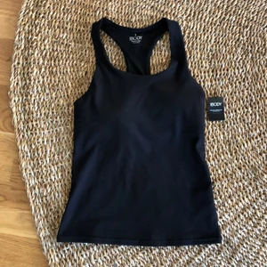 Träningstopp från BODY - Ny helt oanvänd träningstopp från BODY. Inbyggd sport-Top. S men passar även M. 