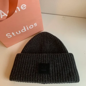 Acne mössa - Grå Acne mössa nästan helt oanvänd💖Självklart äkta. Skriv privat för fler bilder. Buda från 500kr