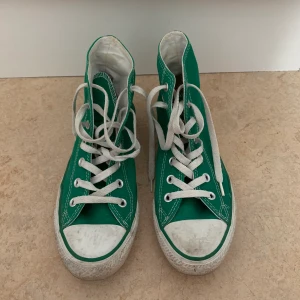 Gröna converse stl. 39 - Säljer mina gröna converse i stl. 39. Köpta på Schpock, har använt dem en gång. Köparen står för frakten på 63kr, jag kan oxå mötas upp i gbgområdet. Betalning via Swish.