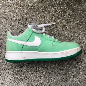 Säljer dessa Nike air i en as ball grön färg. De är lite smutsiga i kanten därav lågt pris. De kommer ej till användning och är för fina att skrota i min skohylla 💛💛