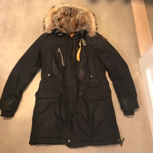 Parajumper vinterjacka  - En fin vinter jacka perfekt för kyla och håller värme, aldrig fryst i den. Köpt från Nk. Nypris: ca 10 000 kr säljer för jag köpt en ny vinterjacka. Minst 3500 kr vid snabb affär