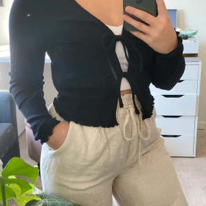 Svart knyt-tröja - Säljer denna knyt-tröjan från NA-KD. Fin till mycket. Går inte att köpa mer vad jag vet 