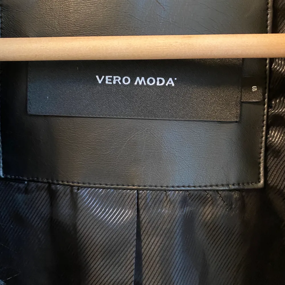 Här är en snygg svart pälsjacka från Vero Moda i storlek S men passar även M. Den är i bra skick och jag säljer den för 150kr + frakt.. Jackor.