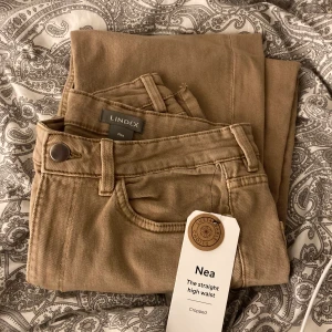 Jeans  - Jeans med prislappen kvar , nypris 399:- , storlek 38 , spårbar frakt är inräknad i priset